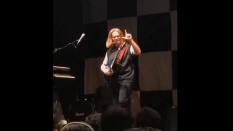 Vídeo: Com coro de "fora bolsonaro" Humberto Gessinger do Engenheiros do Hawaii, faz "L" em apoio a Lula