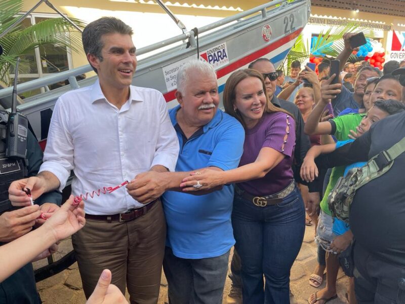 A população de Limoeiro do Ajuru recebeu o governador Helder Barbalho com festa nesta terça-feira (17), quando fez diversas entregas beneficiando o município.