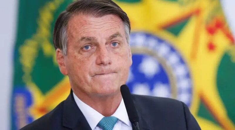 Governo Bolsonaro tira verba destinada a famílias carentes e compra trator para aliados