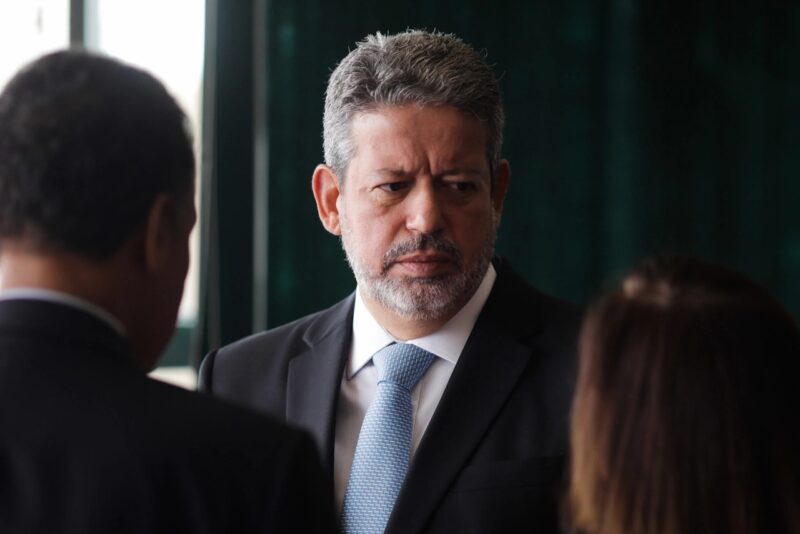 Arthur Lira quer acabar com a "taxação excessiva" de bens e serviços essenciais no Brasil