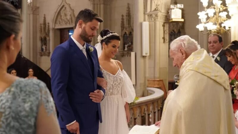 Padre de 85 anos celebra casamento do próprio neto em Porto Alegre