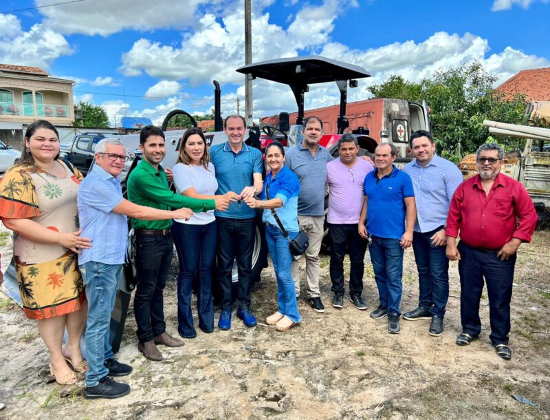 Renilce Nicodemos entrega trator e destina emenda para compra de ultrassom em Santa Maria do Pará