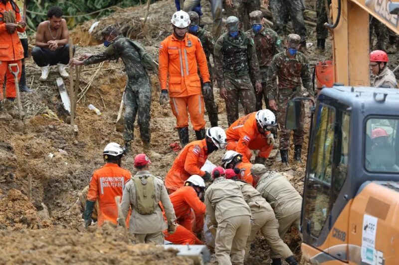 Bombeiros retiram corpo de menina de 6 anos abraçada com a mãe; sobe para 106 o número de mortos dos deslizamentos em Pernambuco