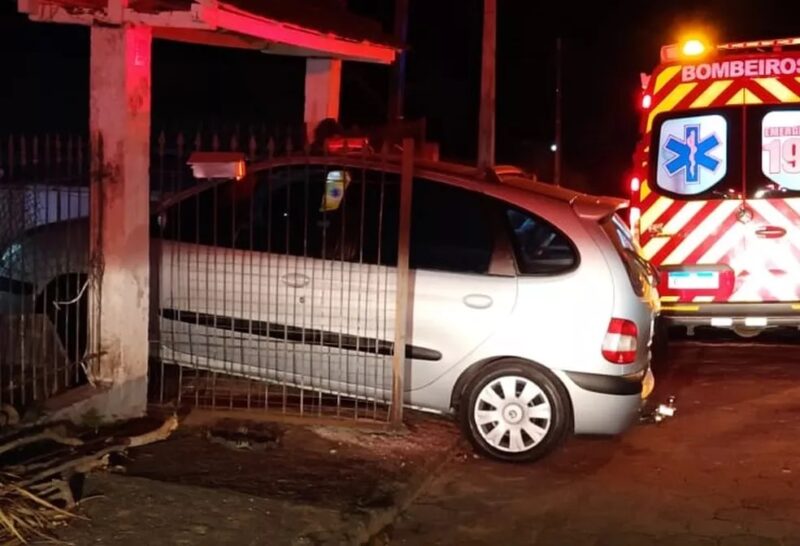 Ao ser confunde com pedais de carro idosa atropela filha