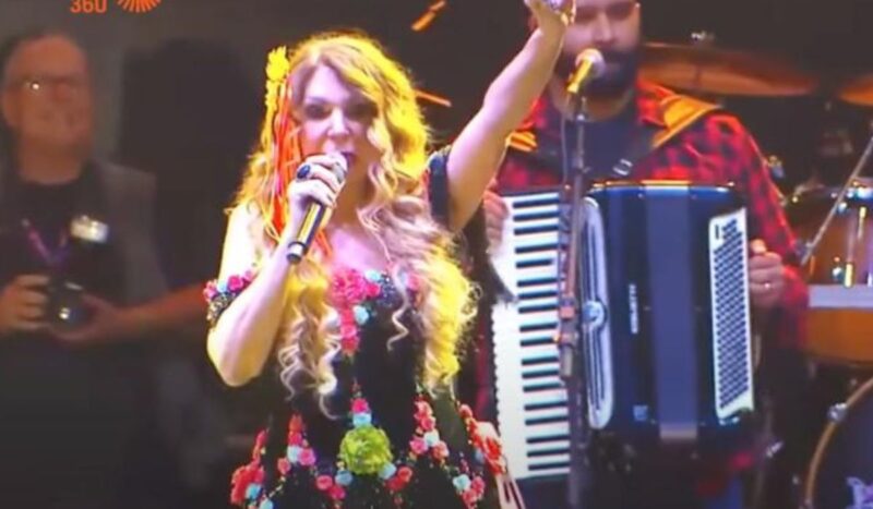 ASSISTA: Elba Ramalho interrompe gritos de 'Fora Bolsonaro' em show