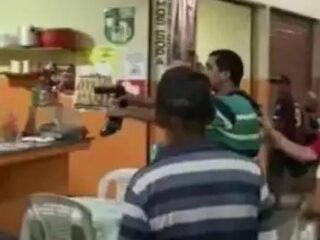 Vídeo: Homem armado ameaça atirar na ex namorada em feira de Ananindeua