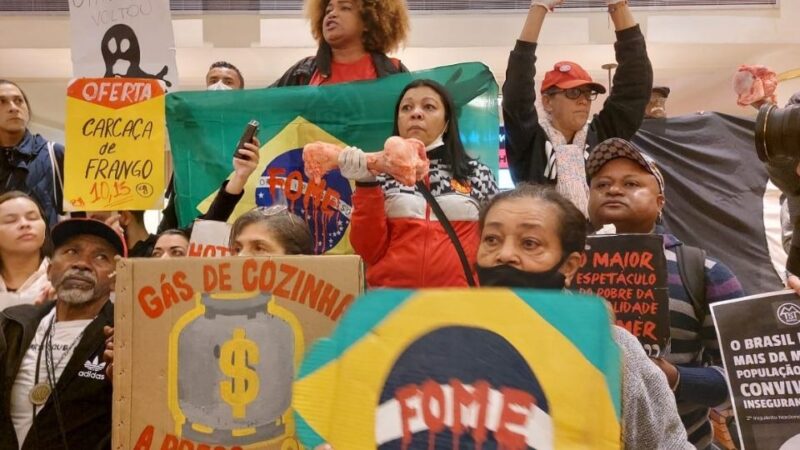 Trabalhadores sem-teto protestam contra o aumento da fome em shopping de luxo em São Paulo