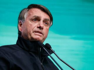 Bolsonaro veta volta do despacho gratuito de bagagens em voos