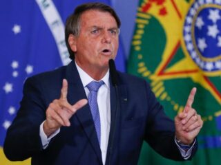 Bolsonaro acusa a Petrobras de "mergulhar o Brasil num caos"