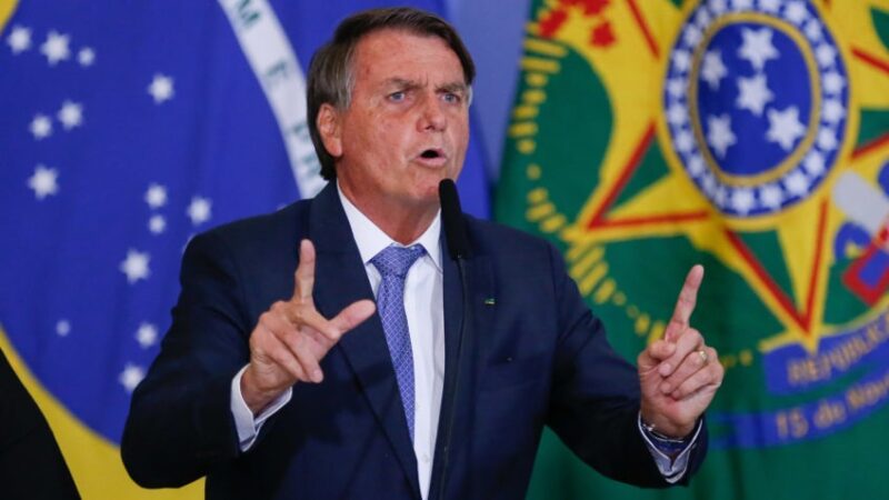 Bolsonaro acusa a Petrobras de "mergulhar o Brasil num caos"