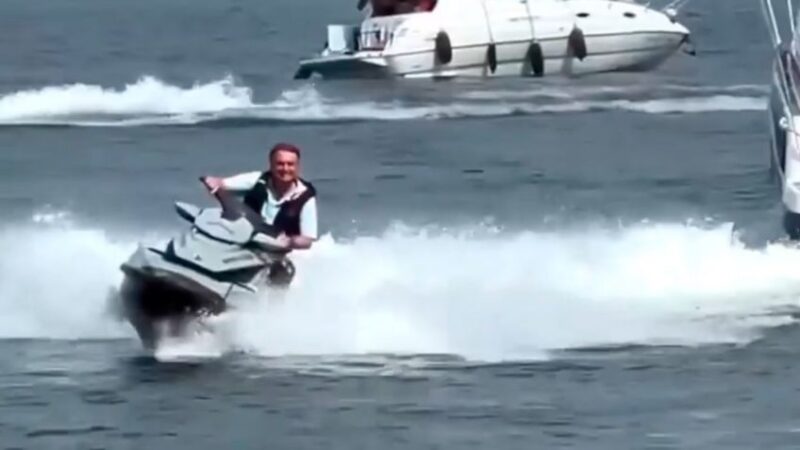 "Não podemos ter um presidente que só sabe andar de Jet Ski" diz Lula