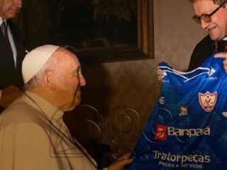 Bispo de Marabá entrega camisa do Águia em visita ao Papa Francisco
