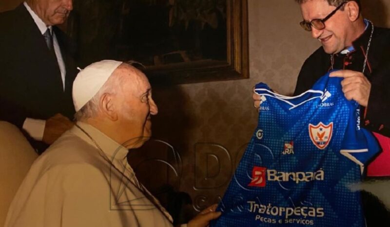 Bispo de Marabá entrega camisa do Águia em visita ao Papa Francisco