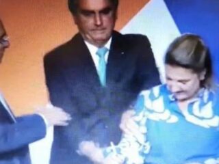 ASSISTA: Bolsonaro aperta braço de Daniella por caneta Bic na posse