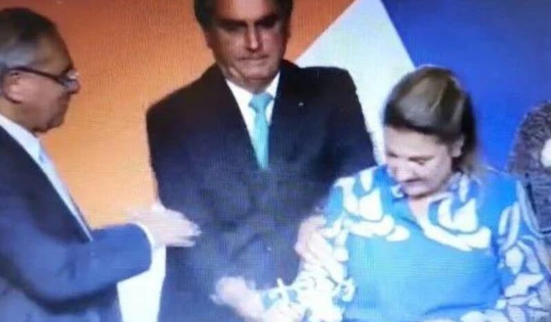 ASSISTA: Bolsonaro aperta braço de Daniella por caneta Bic na posse