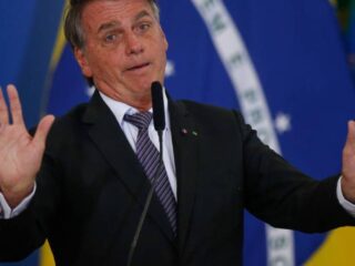 "Arma ajuda a defendê-la se aparecer algum'engraçadinho", diz Bolsonaro à mulheres