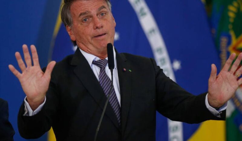 "Arma ajuda a defendê-la se aparecer algum'engraçadinho", diz Bolsonaro à mulheres