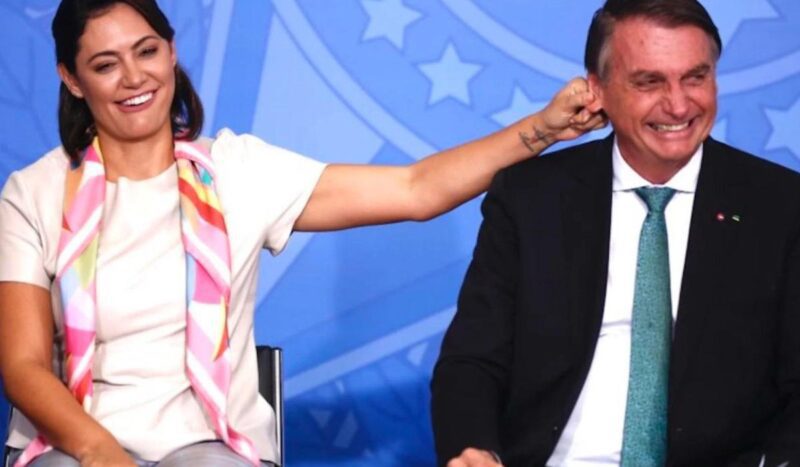 Bolsonaro afirma que Michelle pede R$ 5 mil 'todo dia quando levanta'