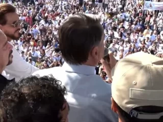 Na Marcha para Jesus, Bolsonaro critica esquerda e recebe oração de Feliciano