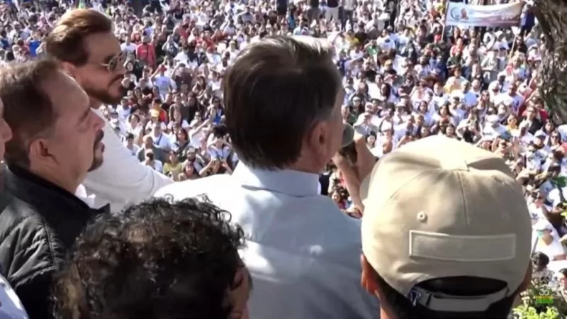 Na Marcha para Jesus, Bolsonaro critica esquerda e recebe oração de Feliciano