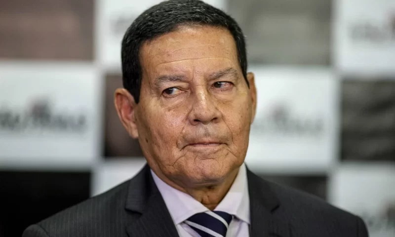 “Ele tá tomando uma atitude correta”, afirma Hamilton Mourão sobre decisão de Lula