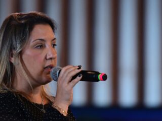 Daniella Marques recebe ordem de Bolsonaro para acelerar pagamento do Auxílio Brasil
