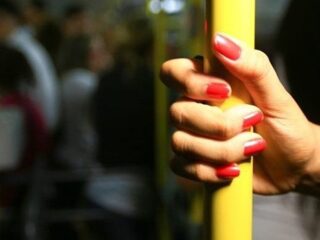 Homem é preso por se masturbar dentro de ônibus em frente a mulher e criança