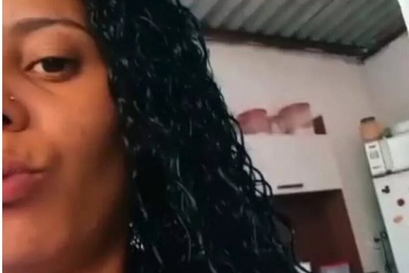 Criança de 4 anos chama vizinhos após a mãe ser morta pelo marido: 'Papai matou a mamãe'