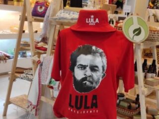 “Tem gente que pede para levar um tiro”: PM ameaça mulher com camisa de Lula