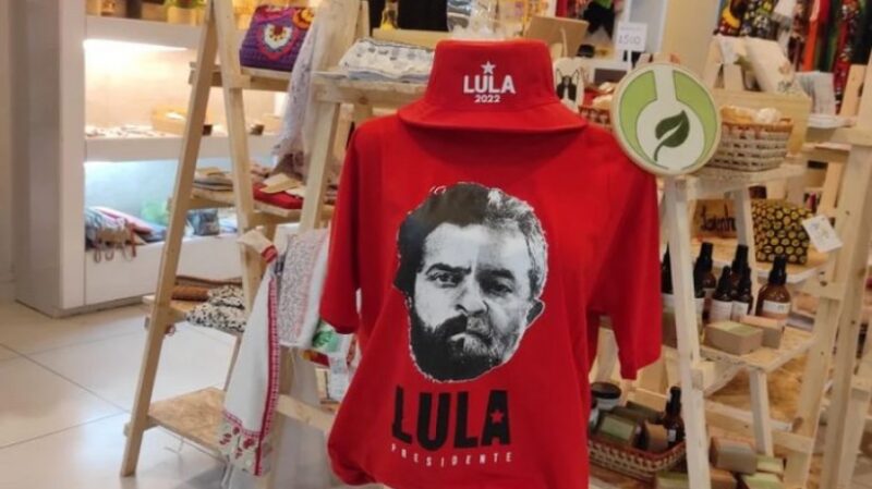 “Tem gente que pede para levar um tiro”: PM ameaça mulher com camisa de Lula