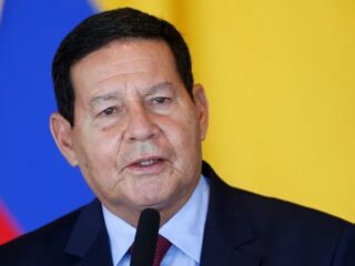 Hamilton Mourão justifica ausência em resgates no RS: 'Tenho 70 anos'