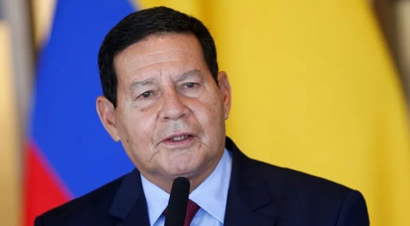 Hamilton Mourão justifica ausência em resgates no RS: 'Tenho 70 anos'