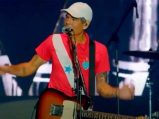 Guitarrista da Legião Urbana faz show com a camisa do Pará e o escudo do Paysandu