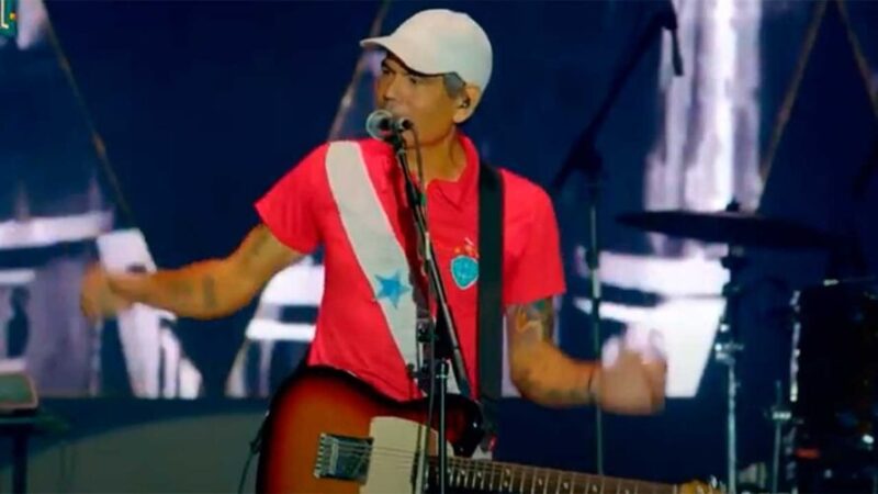 Guitarrista da Legião Urbana faz show com a camisa do Pará e o escudo do Paysandu