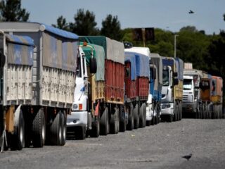 Governo libera R$ 10,9 bi em medida para pagar auxílio a caminhoneiros e taxistas