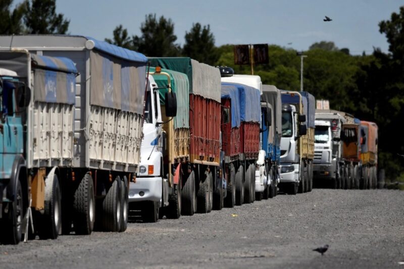 Governo libera R$ 10,9 bi em medida para pagar auxílio a caminhoneiros e taxistas