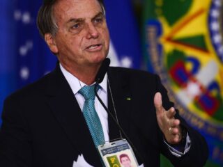 "Não é da forma como é descrito", diz Bolsonaro sobre racismo no Brasil