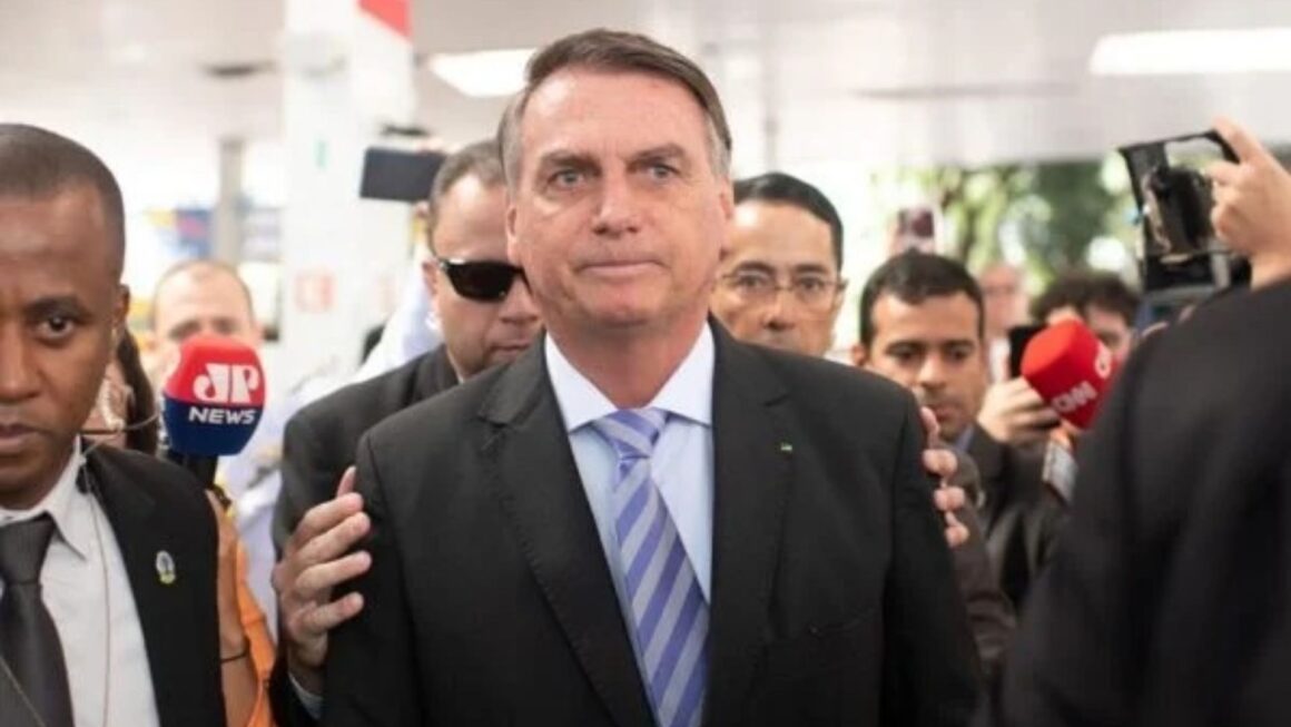 Bolsonaro vai a posto de gasolina em Brasília para verificar preços