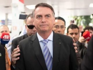 Bolsonaro vai a posto de gasolina em Brasília para verificar preços