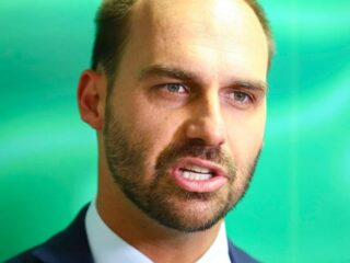 Eduardo Bolsonaro questiona Anvisa por máscaras em voos: 'Será eterna?'