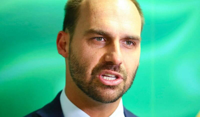 Eduardo Bolsonaro questiona Anvisa por máscaras em voos: 'Será eterna?'