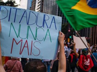 Manifestação pró-democracia mira Bolsonaro e pede respeito às urnas