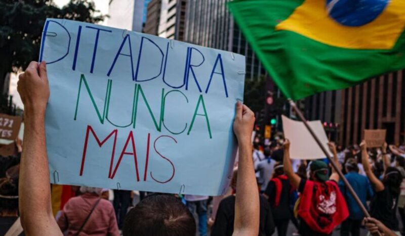 Manifestação pró-democracia mira Bolsonaro e pede respeito às urnas