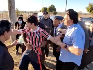 VÍDEO: Bolsonaro se estressa com críticas e puxa youtuber pela gola