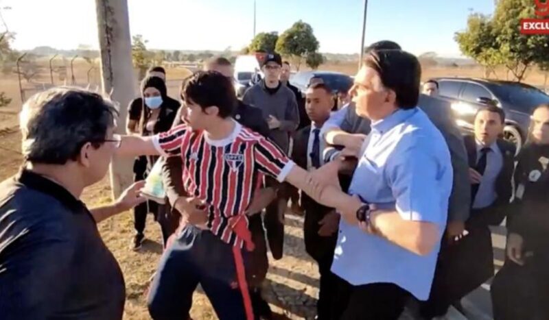 VÍDEO: Bolsonaro se estressa com críticas e puxa youtuber pela gola