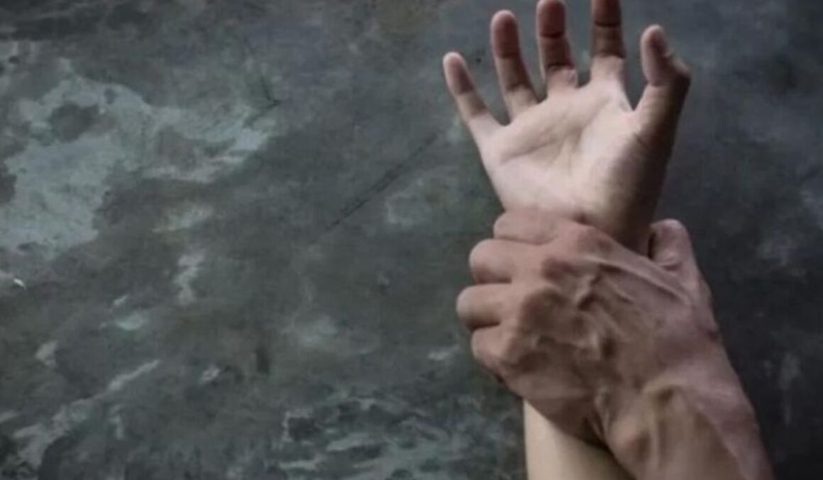 adolescente Mãe segurava e tapava boca da filha para padrasto estuprá-la