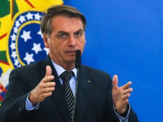Bolsonaro afirma que proposta dos militares é filmar votação de eleitores