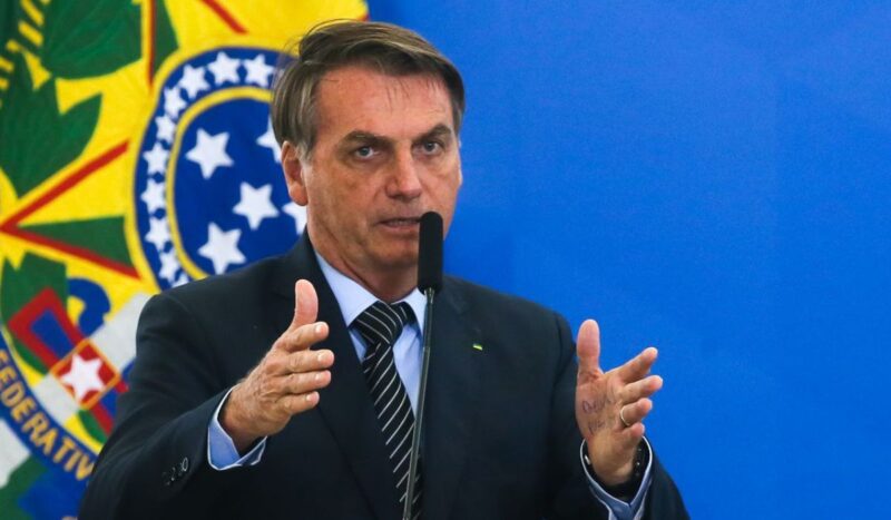 Bolsonaro afirma que proposta dos militares é filmar votação de eleitores