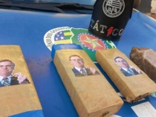 Polícia apreende maconha empacotada com adesivos de Bolsonaro fumando um “baseado”