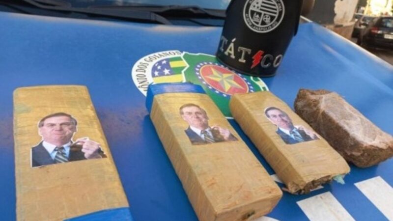 Polícia apreende maconha empacotada com adesivos de Bolsonaro fumando um “baseado”